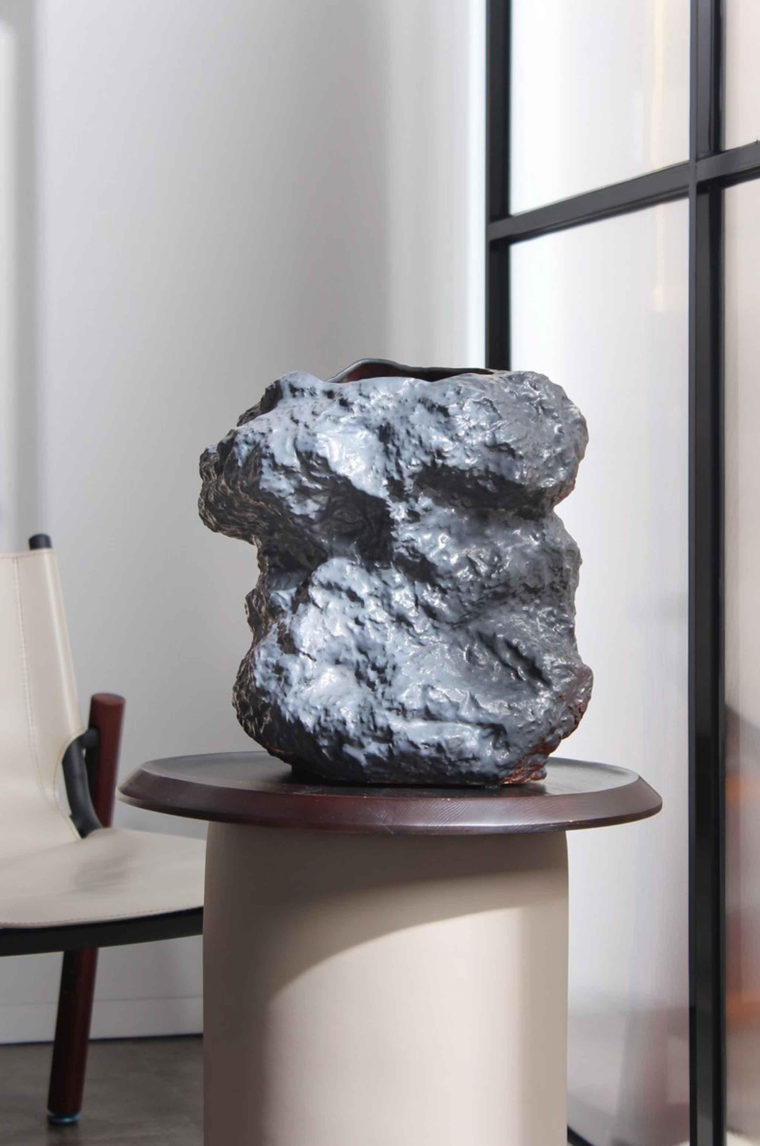 Japoniško stiliaus tamsiai pilka vaza