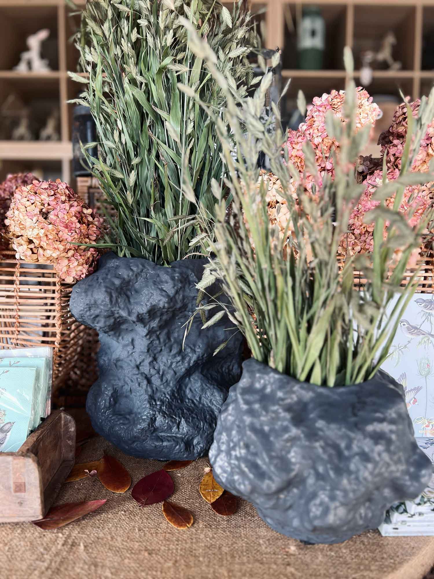 Japoniško stiliaus tamsiai pilka vaza