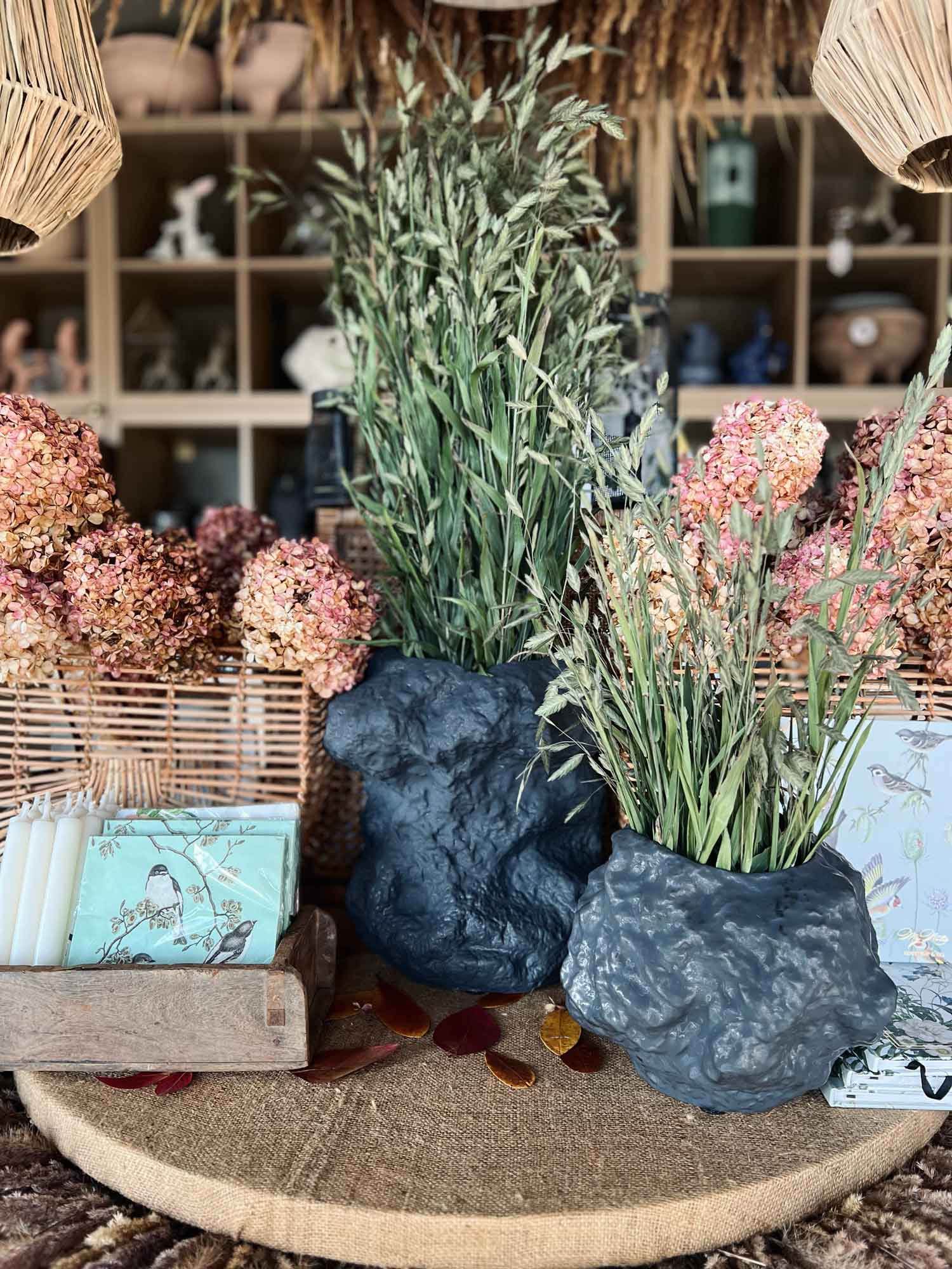 Japoniško stiliaus tamsiai pilka vaza