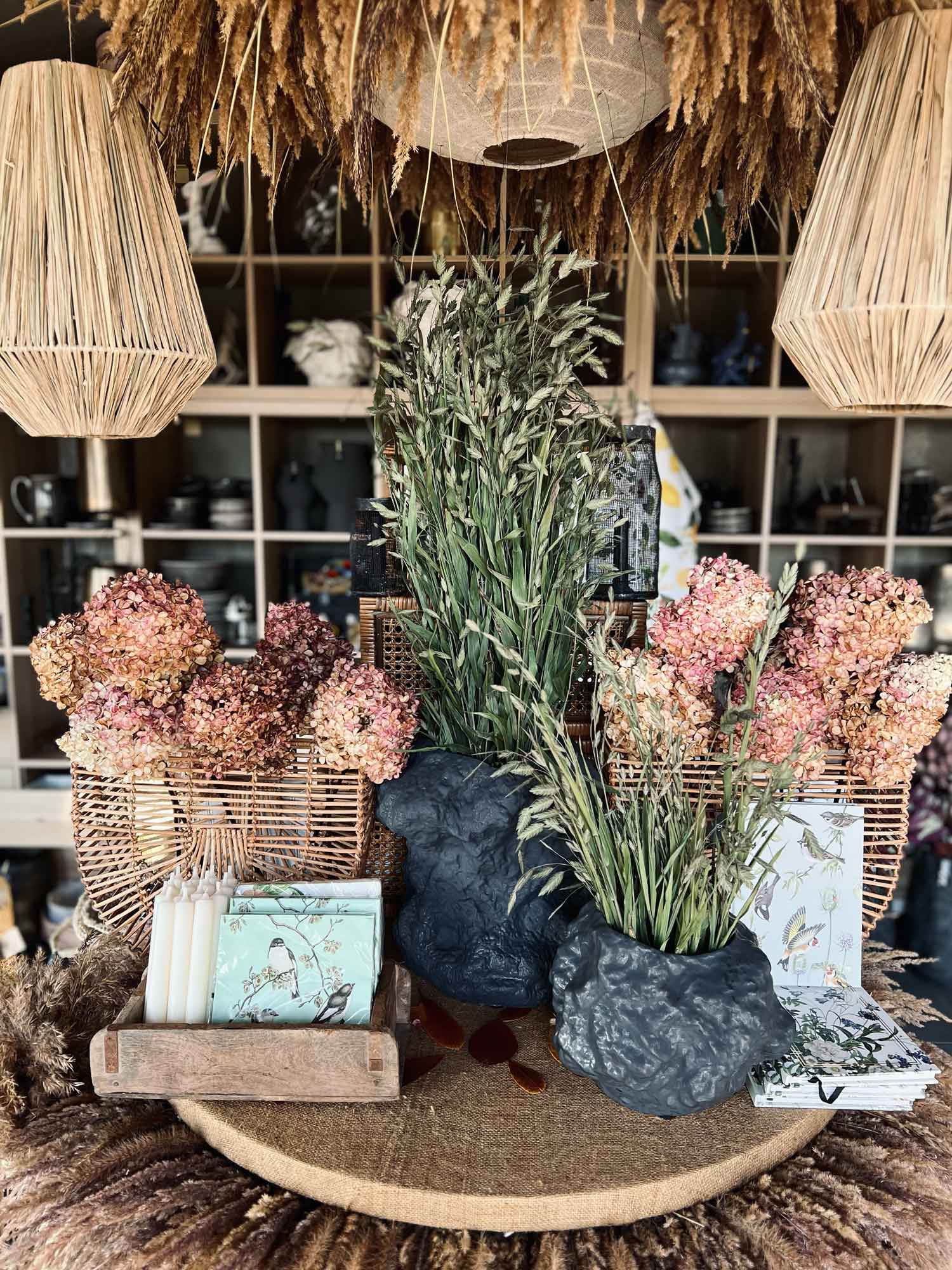 Japoniško stiliaus tamsiai pilka vaza