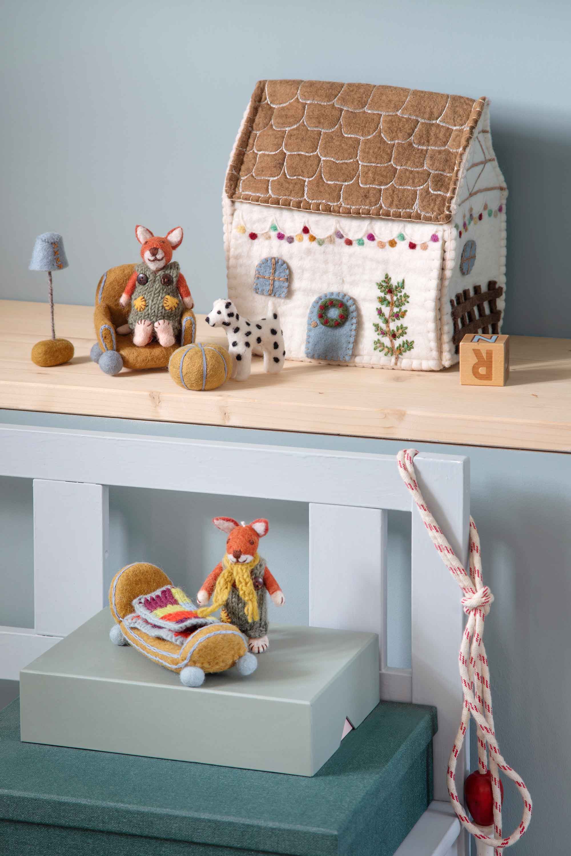 Lapė su žalia suknele