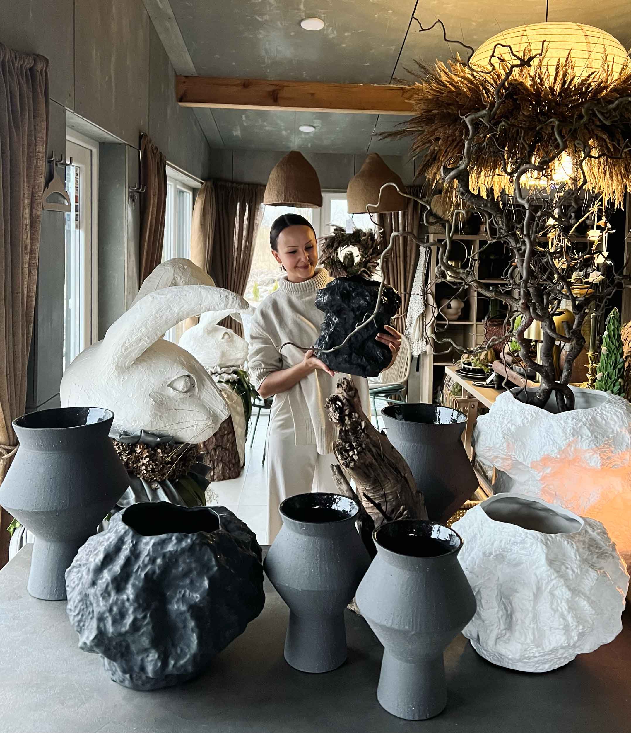 Japoniško stiliaus tamsiai pilka vaza