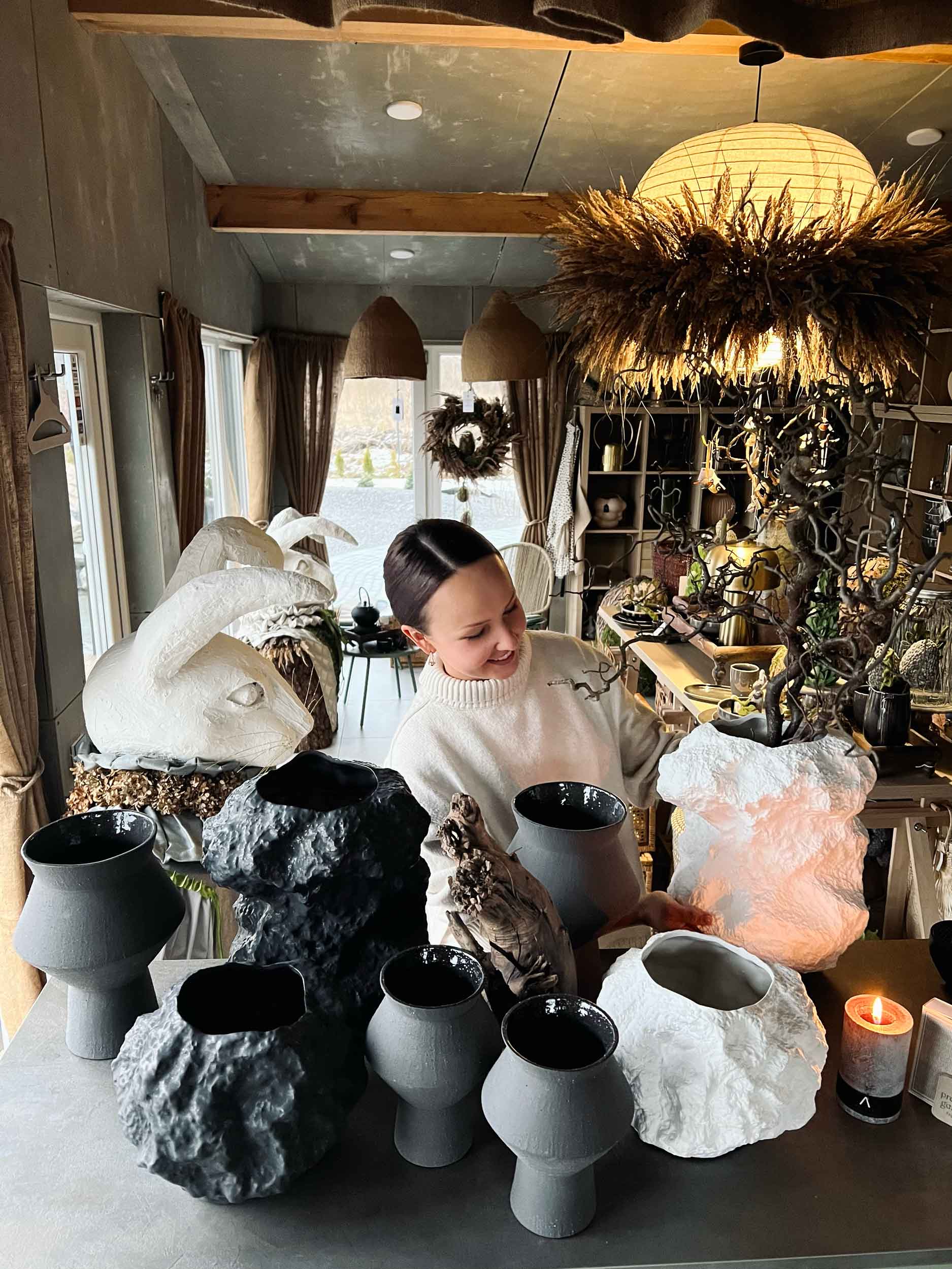 Japoniško stiliaus tamsiai pilka vaza