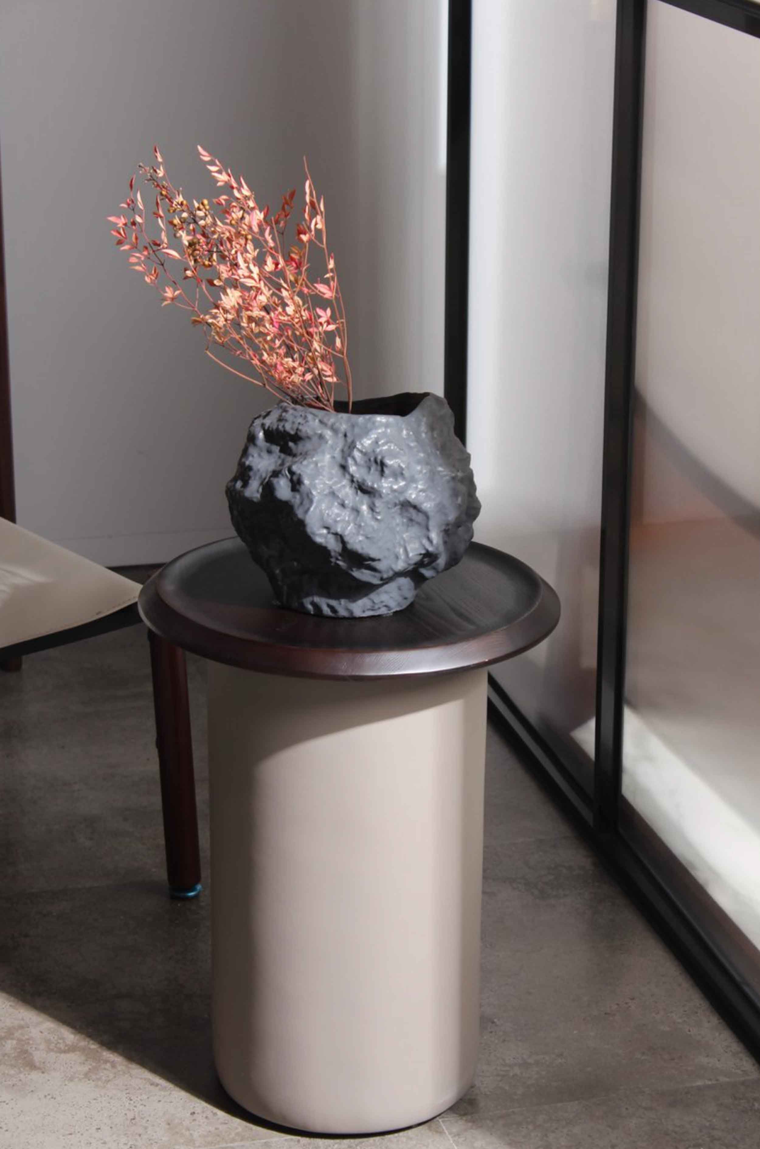 Japoniško stiliaus tamsiai pilka vaza