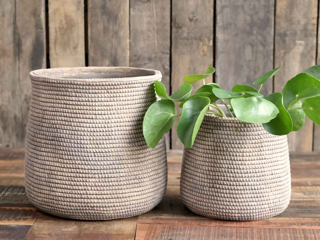 Évron Planter w. braided pattern