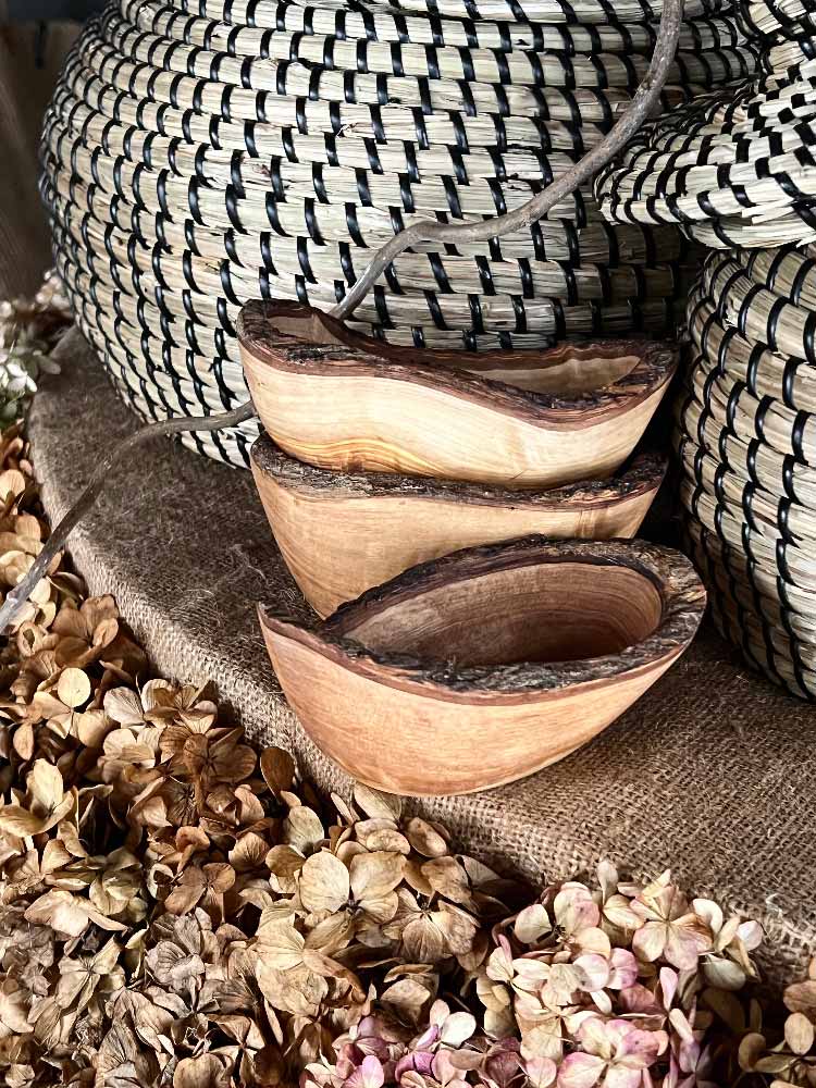 RUSTIKAL-Olive-Wood-Bowl-close-up